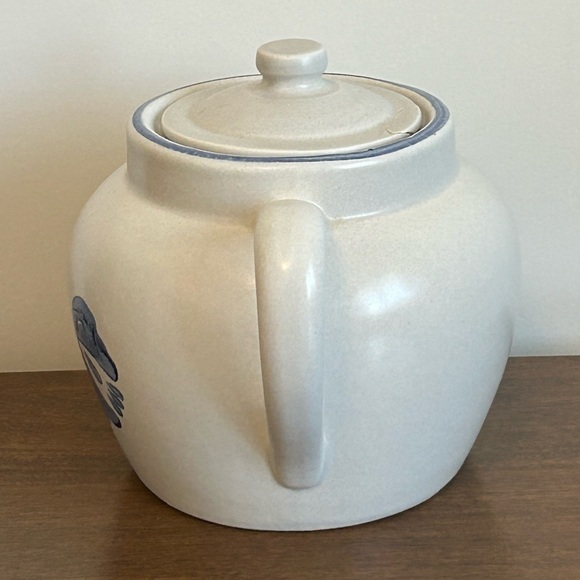 PFALTZGRAFF YORKTOWNE STONEWARE BEAN POT WITH HANDLE & LID #70 GRAY BLUE FLORAL - Picture 2 of 16